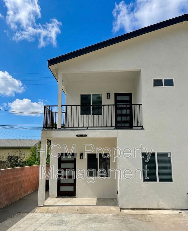 Lakewood House: 5233 Bellflower Blvd