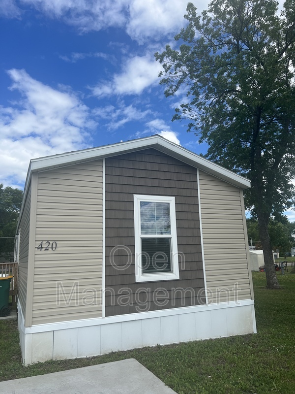 West Fargo House: 825 1st Ave