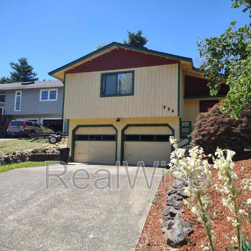 Roseburg House: 936 SE Sharon Ave