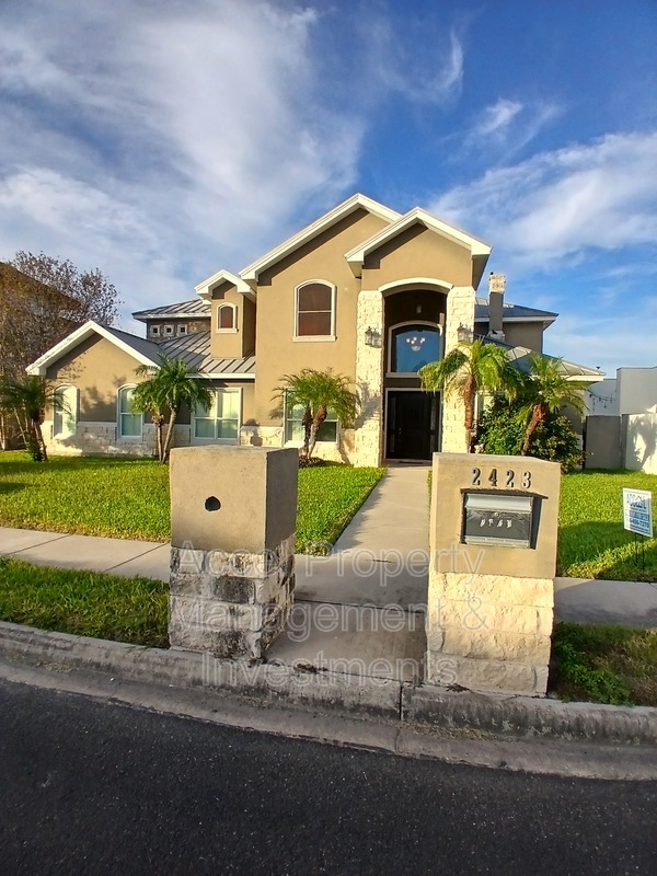 Edinburg House: 2423 W. Hampton Ave.