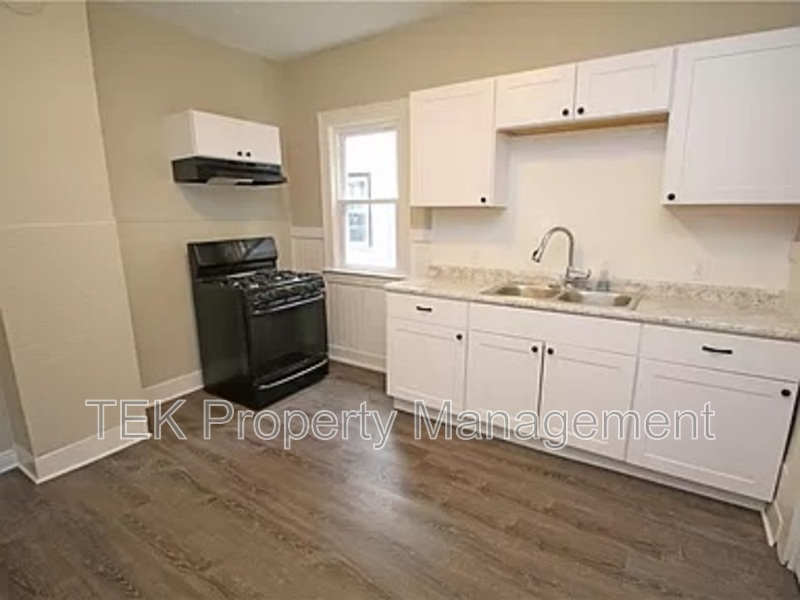 Rochester House: 128 Roslyn Street