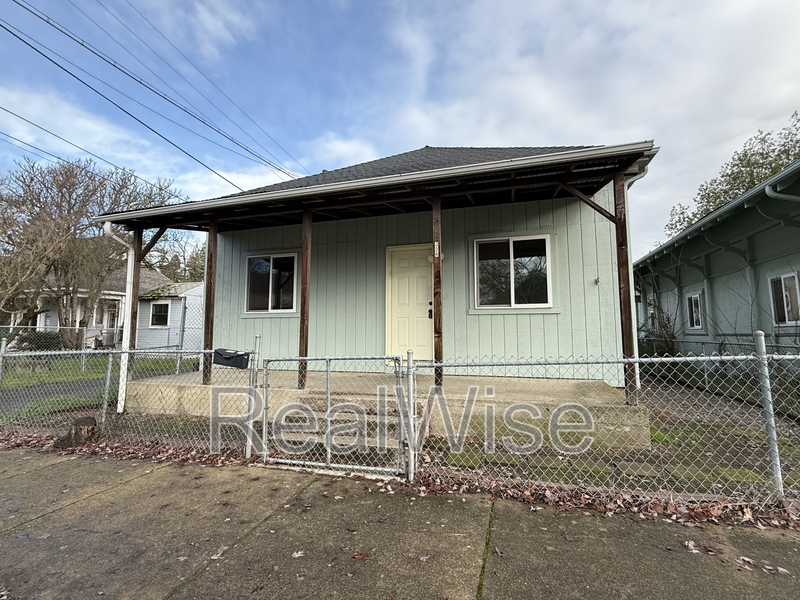 Roseburg Condo: 328 SE Lane Ave