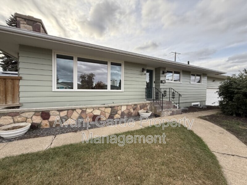 Edmonton House: 9824 68 St NW