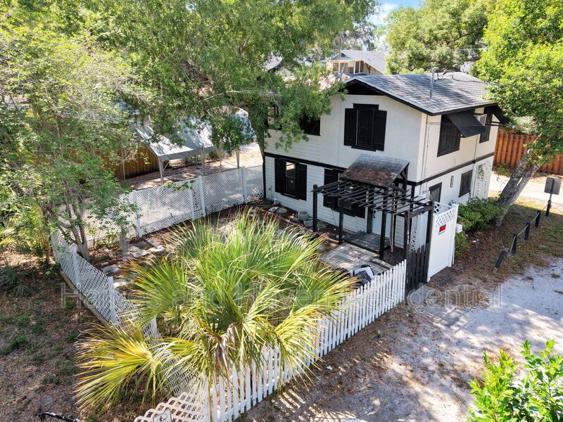 Winter Haven House: 658 Ave B NW