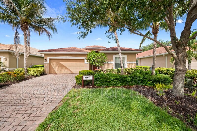 North Fort Myers House: 13105 SILVER THORN LOOP