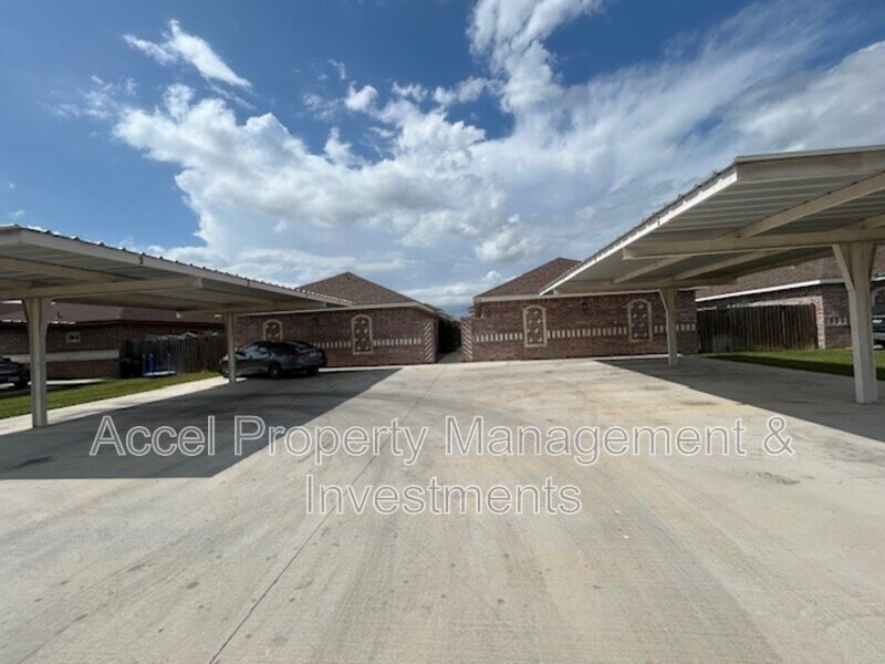 Alton Condo: 1012 W La Pointe