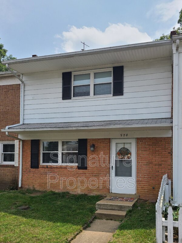 Fredericksburg Townhome: 908 Anvil Rd