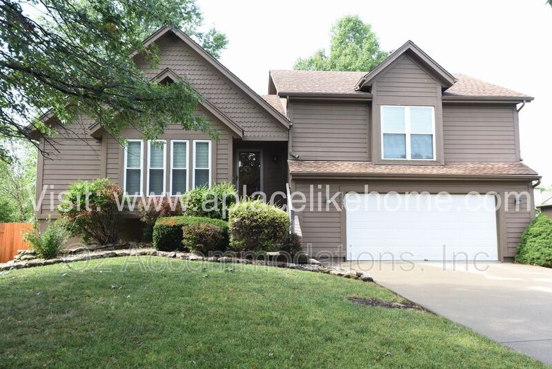 Overland Park House: 15325 Riley St