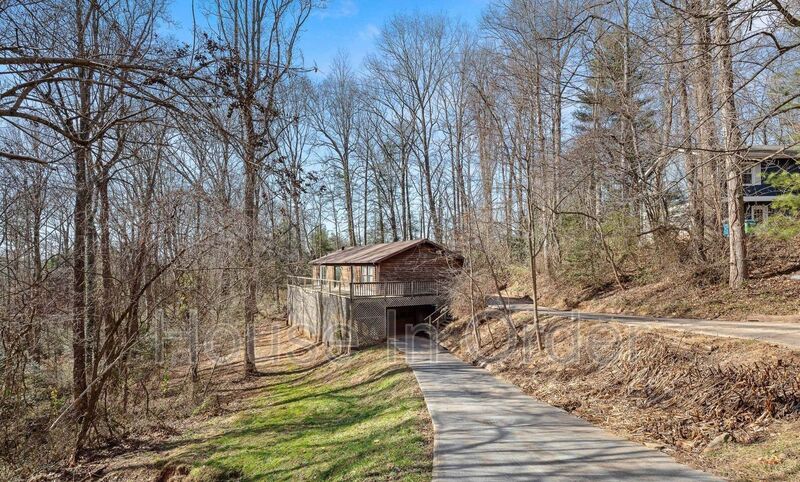 Asheville House: 42 Mountain Site Lane