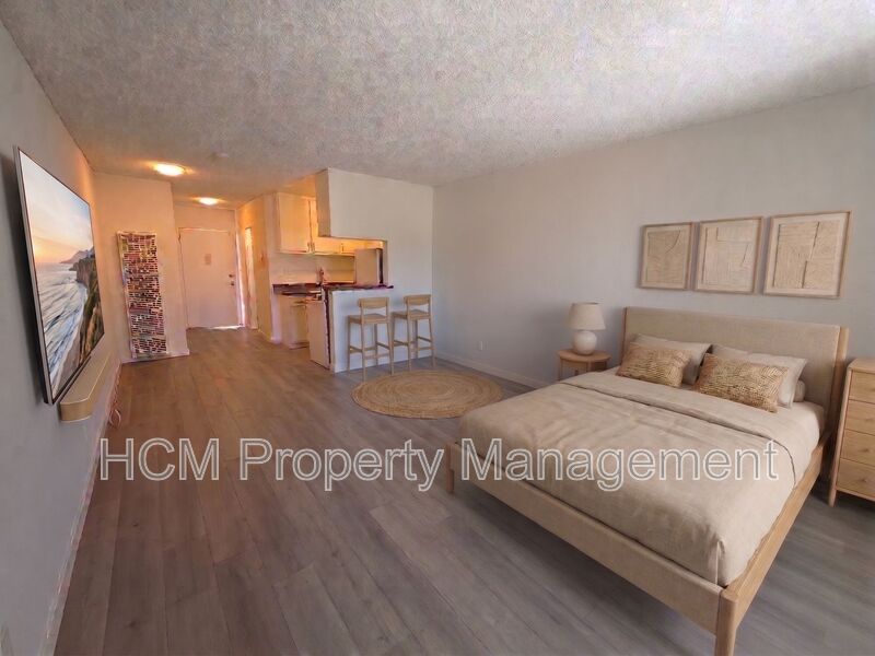 Panorama City House: 9216 Van Nuys Blvd