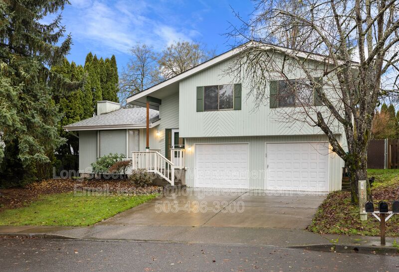 Clackamas House: 13777 SE 115th Ave