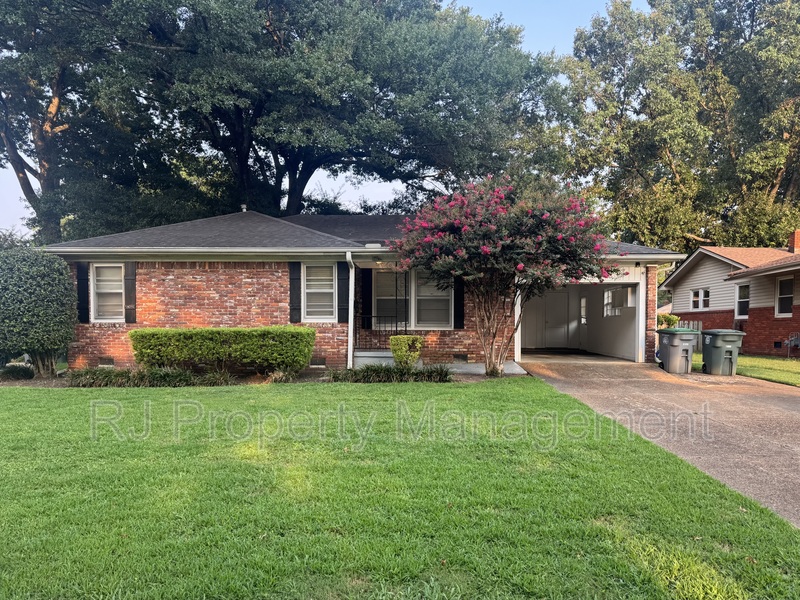 Memphis House: 1619 Dorset Dr