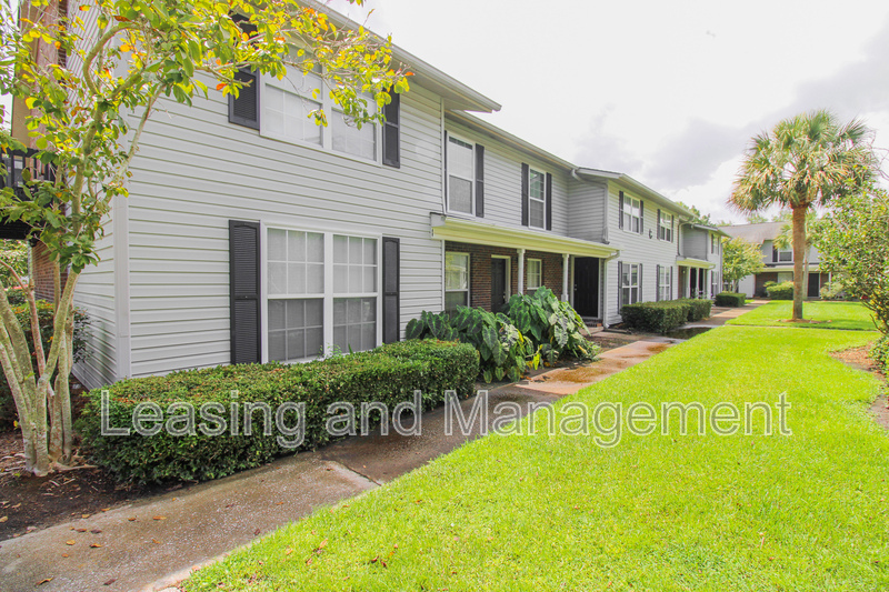 Charleston Townhome: 2494 Etiwan Avenue
