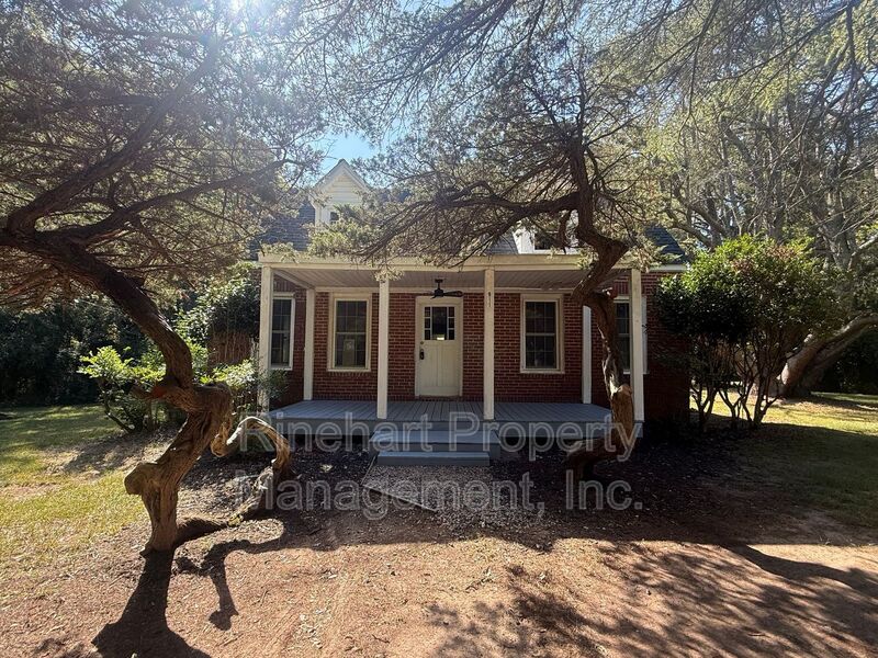Rock Hill House: 911 Shady Oak Lane