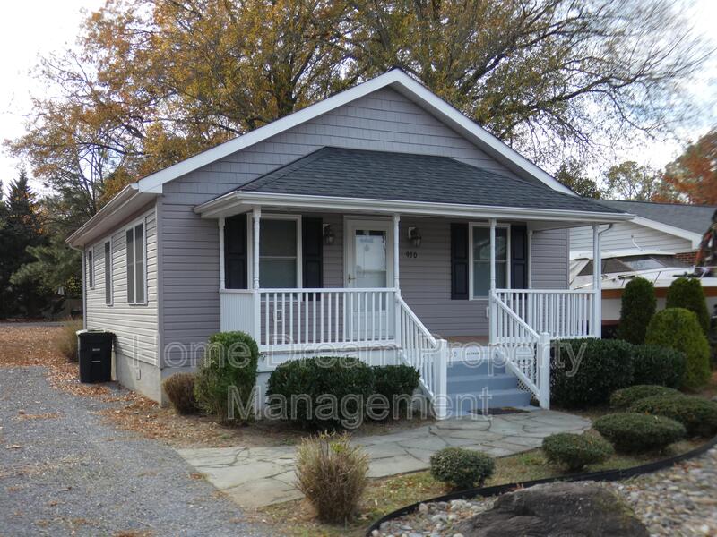 Colonial Beach House: 930 Bryant Avenue