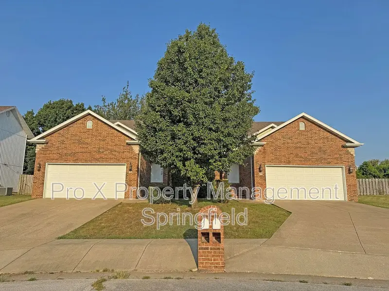 Ozark House: 717 E Watermill Cir
