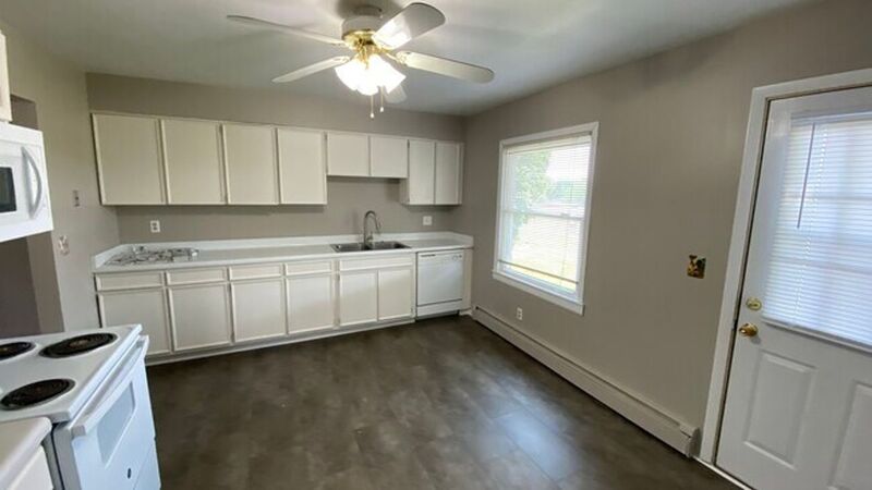 Rockford House: 8551 Elm St