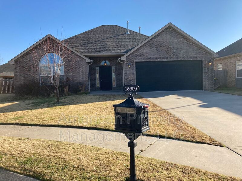 Glenpool House: 15609 S Broadway St