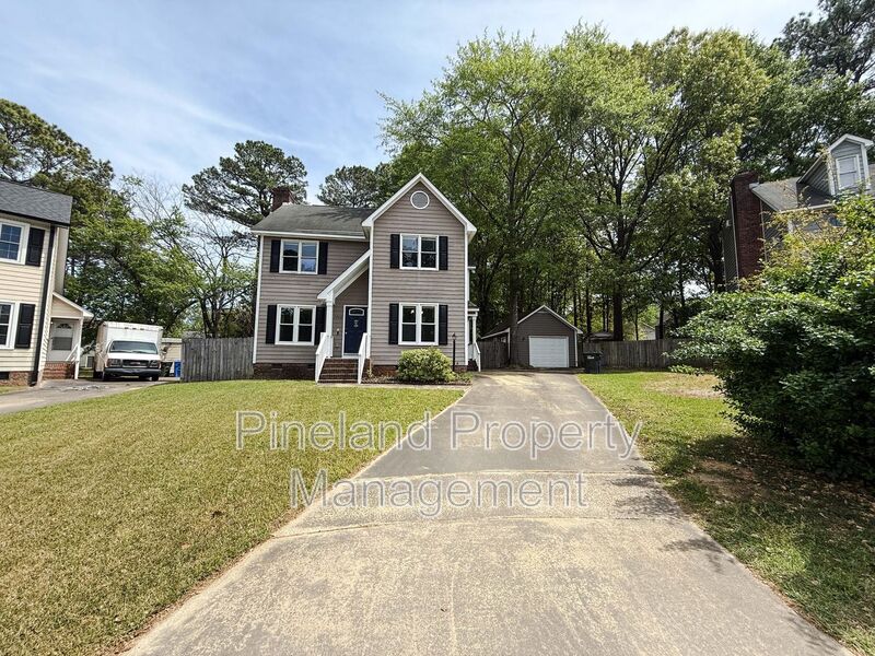 Fayetteville House: 3446 Sandystone Cir