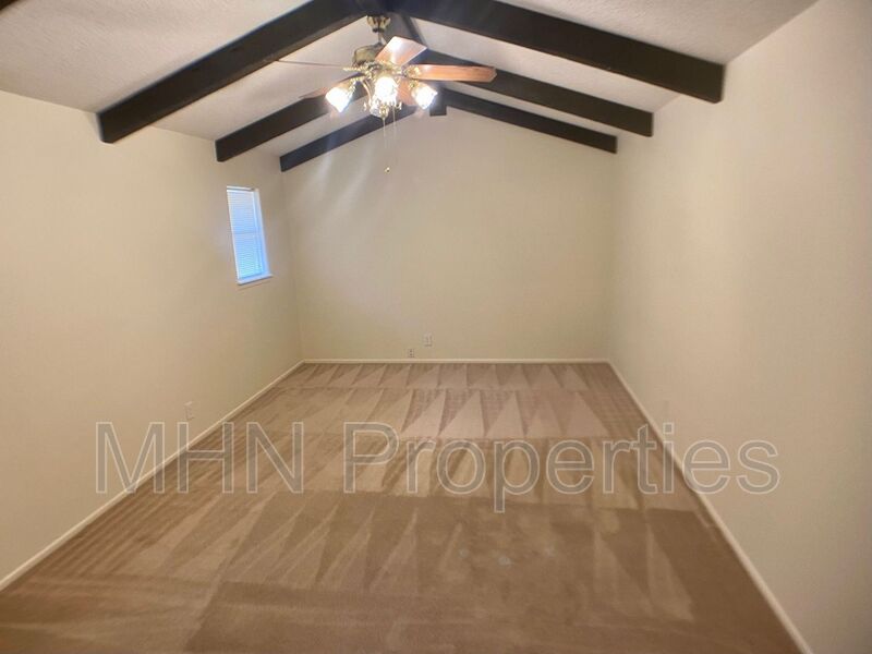 3 bed/2 bath/2 car garage charmer located in the NE with easy access to 410 and I-35 - Photo 5