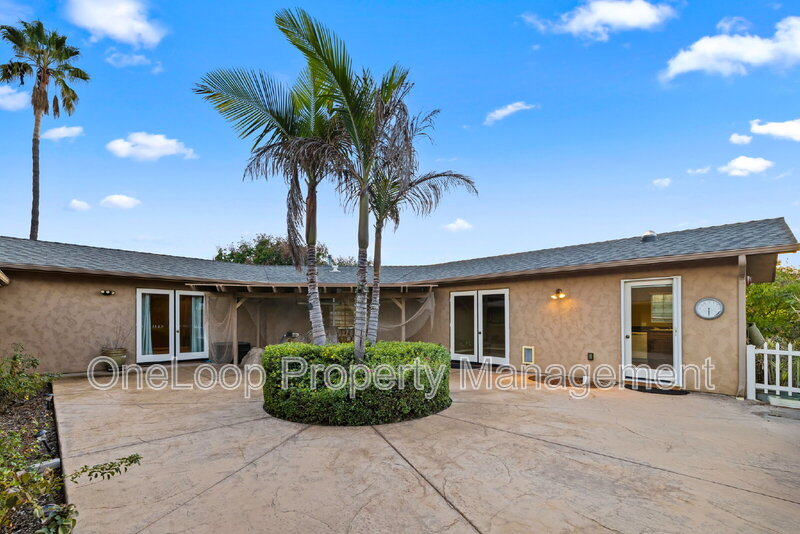 Lakeside House: 8823 Los Coches Road