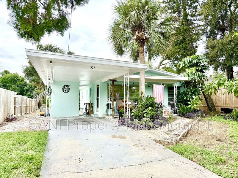 Tarpon Springs House: 528 East Center St