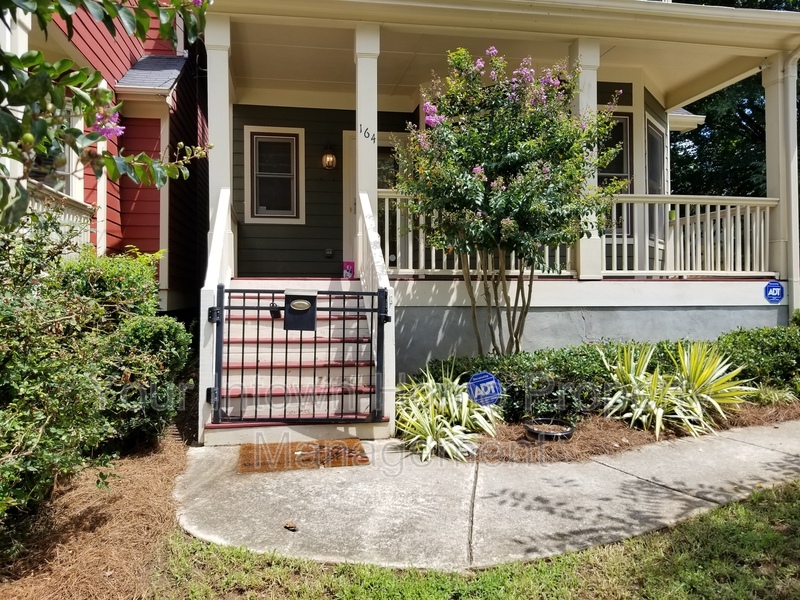 Atlanta House: 164 Fulton Way