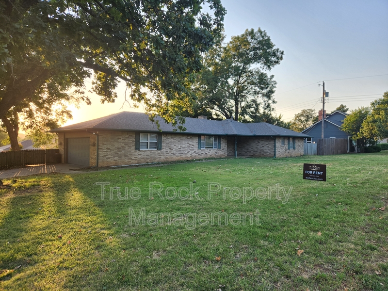 Ada House: 329 South Morrison Drive