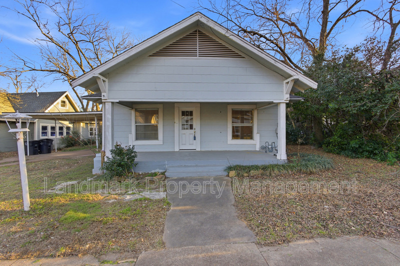 Cleburne House: 405 College St