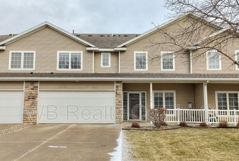 Urbandale Townhome: 10525 Hickory Dr