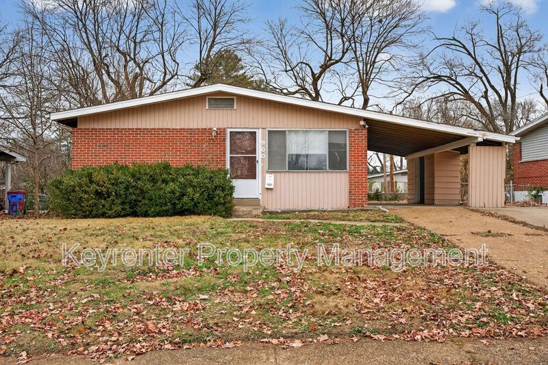 Florissant House: 900 Paddock Dr