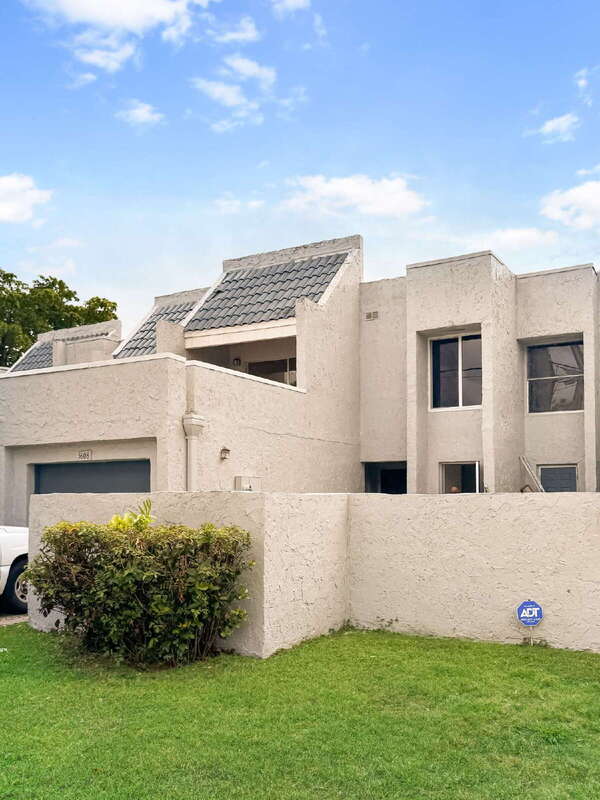 Lauderhill Townhome: 5608 NW 19th St