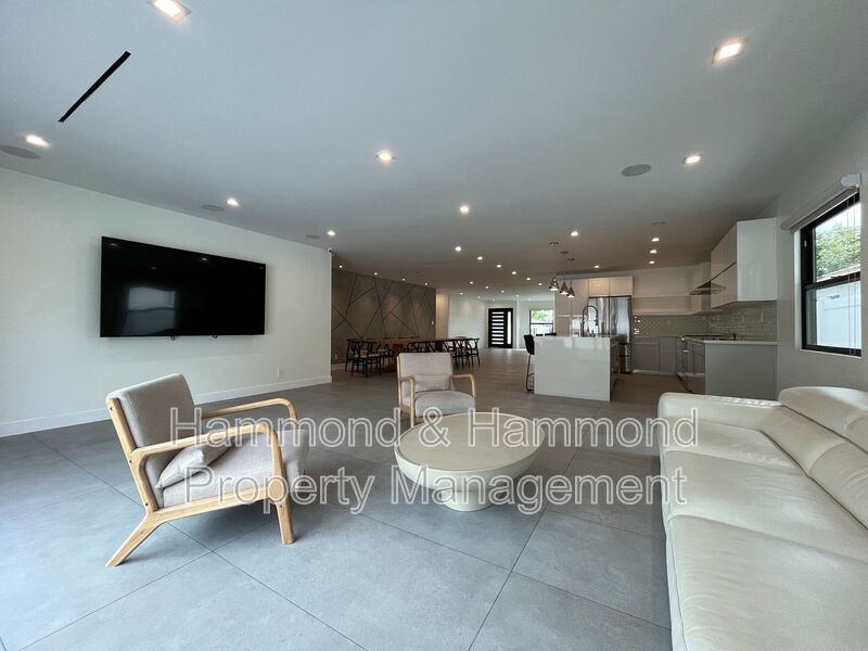 Sherman Oaks House: 5735 Saloma Ave