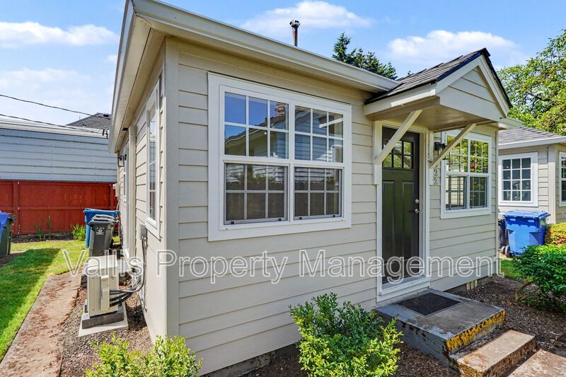Salem Condo: 522 19th Street NE