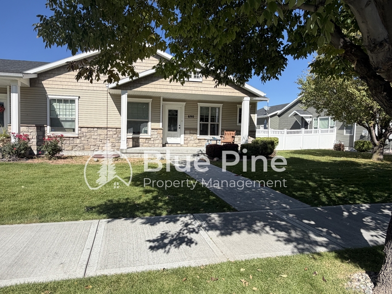 Idaho Falls Townhome: 690 Carriagegate Lane