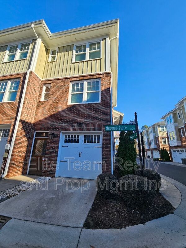 Charlotte House: 1202 Macomb Place