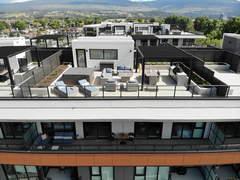 Kelowna Condo: 3389 Lakeshore Rd