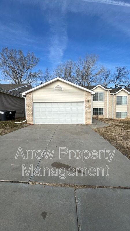 Lincoln Townhome: 338 West Irving Street