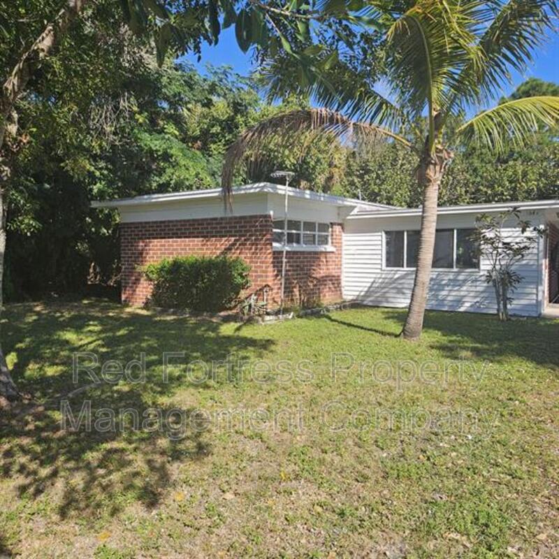 Fort Myers House: 1641 Moreno Ave