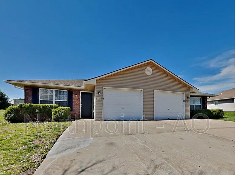 Grain Valley House: 301 NW Woodbury Dr