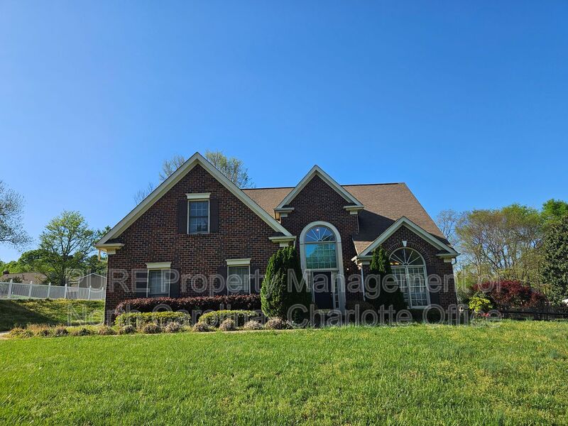 Mooresville House: 151 Woodfern Place