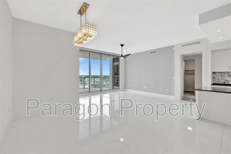 Sarasota House: 111 S Pineapple Ave