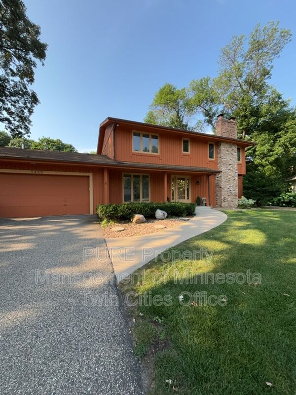 Edina House: 7420 Hyde Park Cir