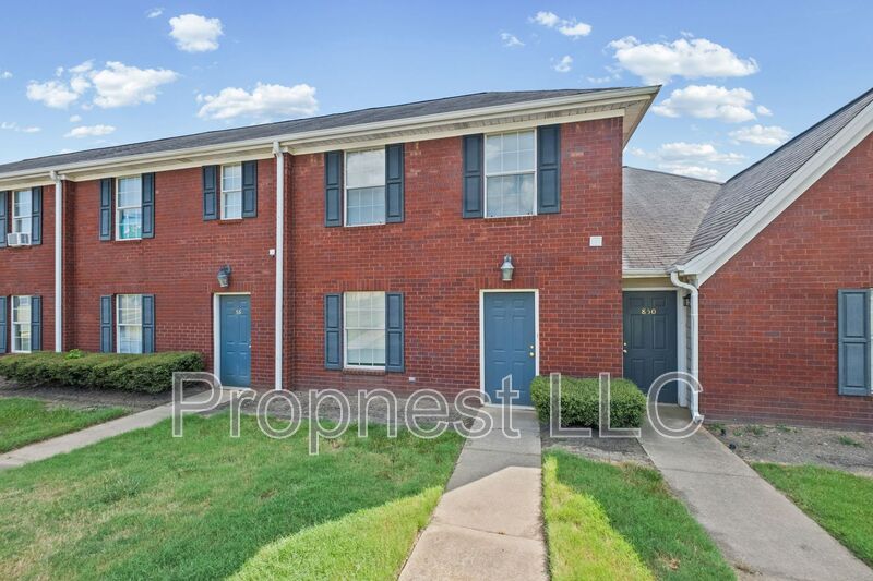 Southaven House: 854 Barrington Woods Cv