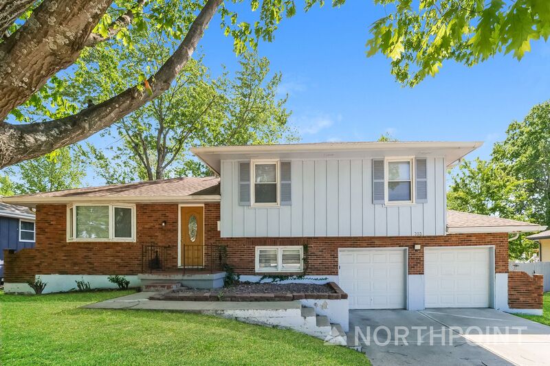 Lees Summit House: 703 NE Independence Ave