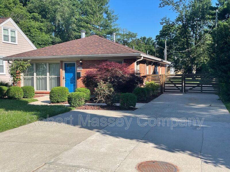 Louisville House: 2383 Clarendon Avenue