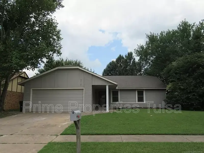 Broken Arrow House: 5716 S Elm Ave