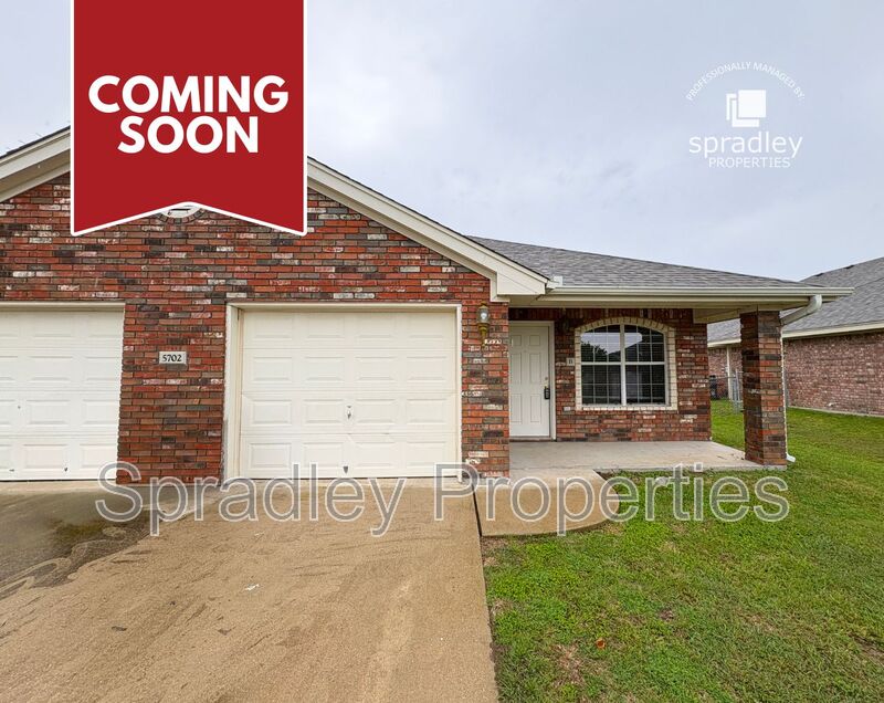 Killeen Townhome: 5702B Luxor Dr