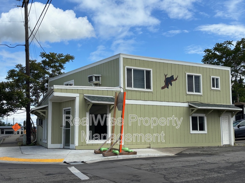 Winston House: 133 NE Main St