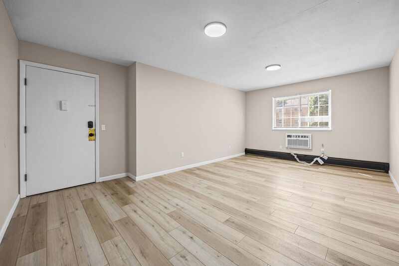 Bloomfield Apartment: 35 oakmount Avenue